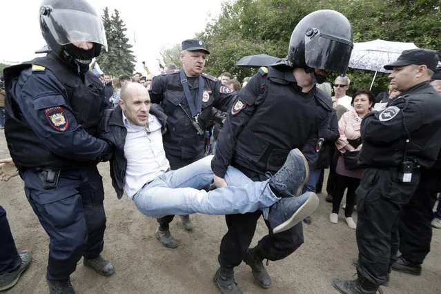 Police detain a protester during anti corruption rally in St.Petersburg, Russia, Monday, June 12, 2017. Riot police in St. Petersburg have begun detaining demonstrators in an unsanctioned opposition rally in the center of the city. (Photo by Dmitry Lovetsky/AP Photo)