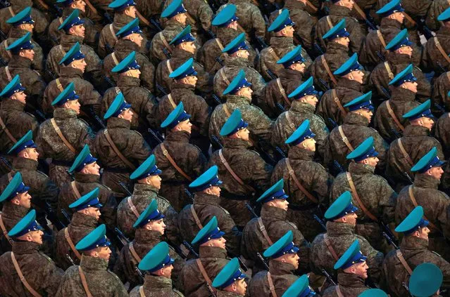 Russian servicemen arrive at a rehearsal for the Victory Day military parade in Moscow, Russia on April 28, 2022. (Photo by Maxim Shemetov/Reuters)