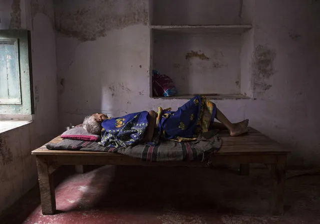 Munna Kuvar, 105, lies on a bed at Mukti Bhavan (Salvation House) in Varanasi, in the northern Indian state of Uttar Pradesh, June 18, 2014. (Photo by Danish Siddiqui/Reuters)