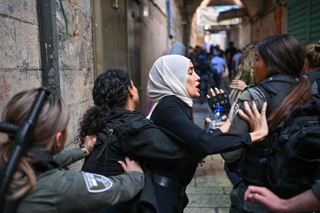 Muslim women scuffle with Israeli soldiers in the old city of Jerusalem as they arrive for the Friday noon prayer on October 13, 2023, amid the ongoing battles between Israel and the Palestinian Islamist group Hamas. (Photo by Yuri Cortéz/AFP Photo)