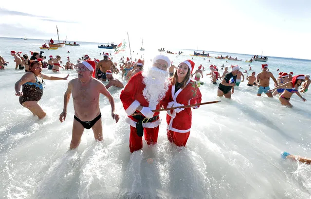 A man dressed as Santa Claus takes part in the traditional Christmas season swim in Nice, France, December 17, 2017. (Photo by Eric Gaillard/Reuters)