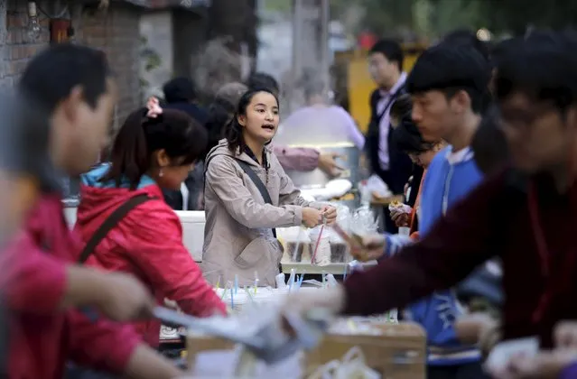 A vendor sells soybean milk at a roadside snack booth in Beijing, in this October 16, 2014 file photo. China's record pace of soybean imports is running out of steam, in what is likely to be a blow to U.S. exporters that normally ship 40 percent of their annual soybean crop to the world's top buyer over the October-to-December period. (Photo by Jason Lee/Reuters)