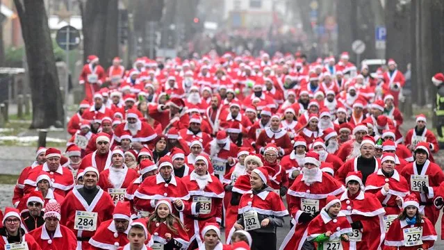 People dressed in Santa Claus costumes take part in the annual christmas run in Michendorf, on December 4, 2022. (Photo by John McDougall/AFP Photo)
