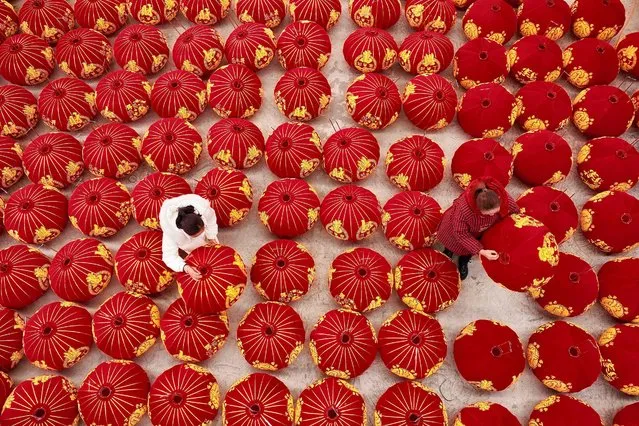 A worker produces red lanterns ahead of New Year's Day in Danzhai, in China's southwestern Guizhou province on December 22, 2022. (Photo by AFP Photo/China Stringer Network)