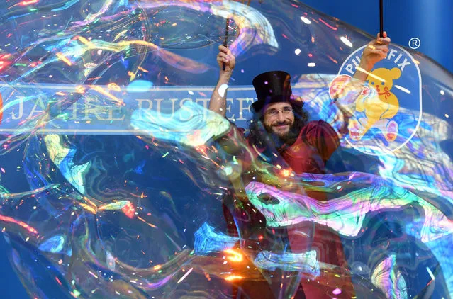 Aramis Gehberger, soap bubble artist demonstrates his skills at a booth during the press preview of the international toys fair Spielwarenmesse in Nuremberg, souhtern Germany, on January 30, 2018. More than 2,900 exhibitors from 68 countries will show there newest products from January 31 until February 4, 2018. (Photo by Christof Stache/AFP Photo)