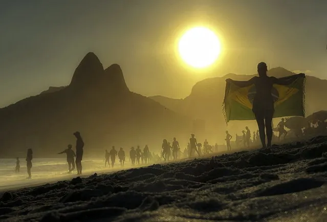 People enjoy the summer weather at Ipanema beach, in Rio de Janeiro, Brazil, 18 March 2023. (Photo by Antonio Lacerda/EPA)