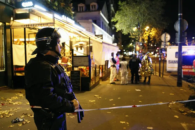 A policeman stands guard near the Boulevard des Filles-du-Calvaire after an attack November 13, 2015  in Paris, France. (Photo by Thierry Chesnot/Getty Images)