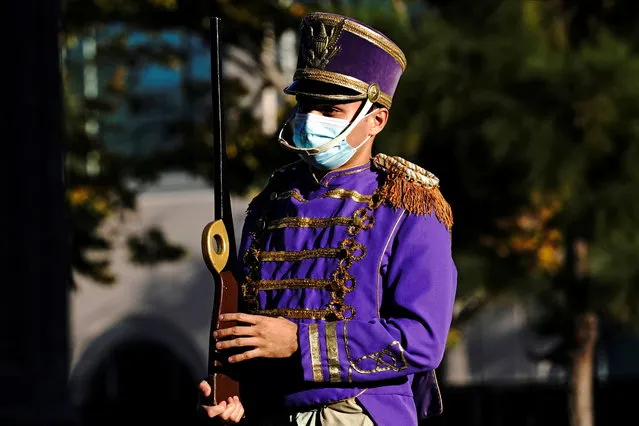 Dancer Tonatiuh Lopez Gomez, dressed as a toy soldier, wears a protective mask backstage during a performance of “The Nutcracker”, presented by the San Diego Ballet in a drive-in performance at a parking lot, as the coronavirus disease (COVID-19) outbreak continues in San Diego, California, U.S., December 5, 2020. (Photo by Bing Guan/Reuters)