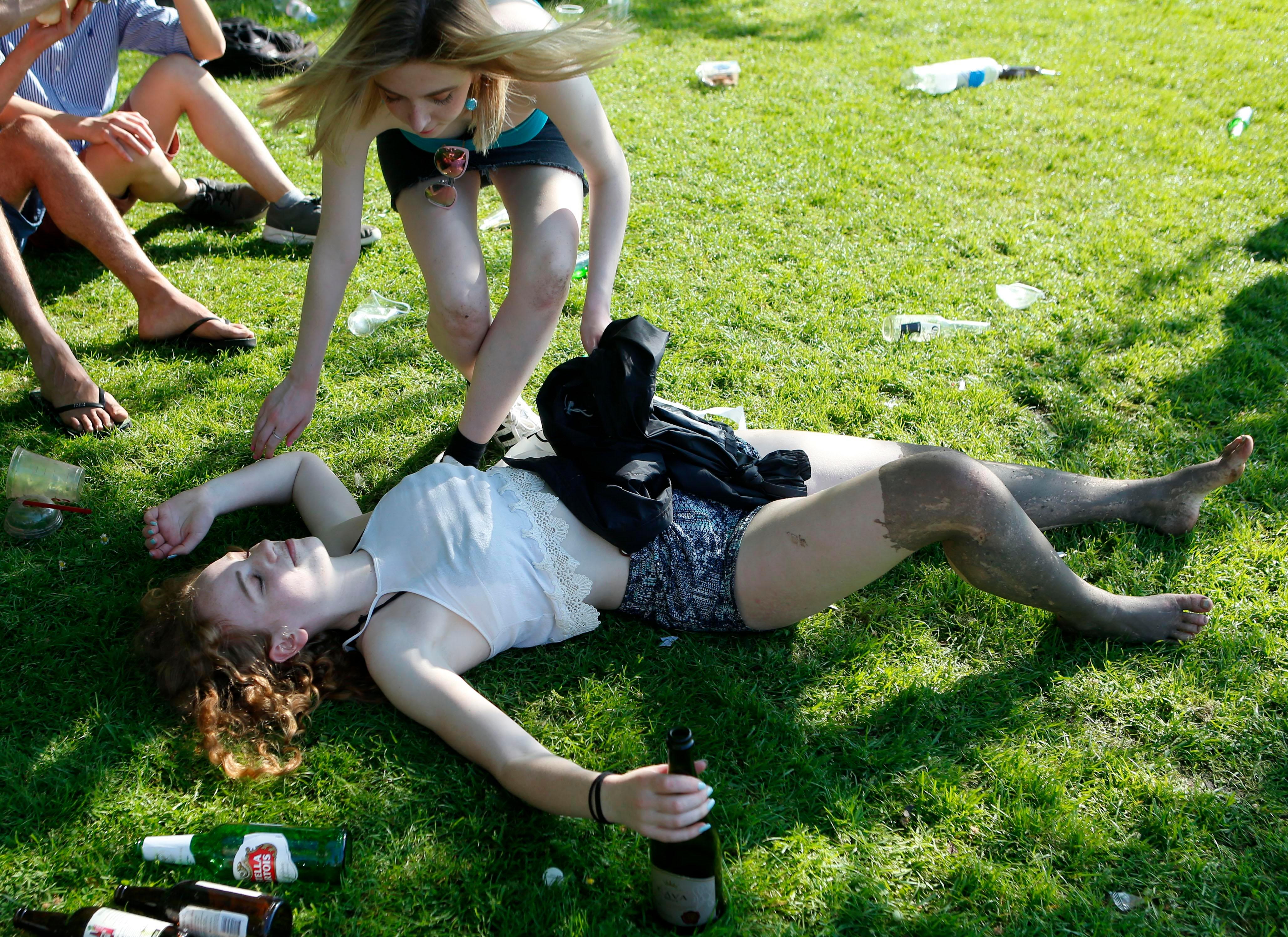 Caesarian Sunday": Cambridge University students drinking and having f...