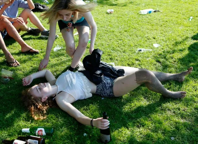 “Caesarian Sunday”: Cambridge University students drinking and having fun on Jesus Green in Cambridge on May 6, 2018. “Caesarian Sunday” is the first of the summer term parties when students descend on Jesus green where the collage drinking society meet to fight. (Photo by Splash News and Pictures)