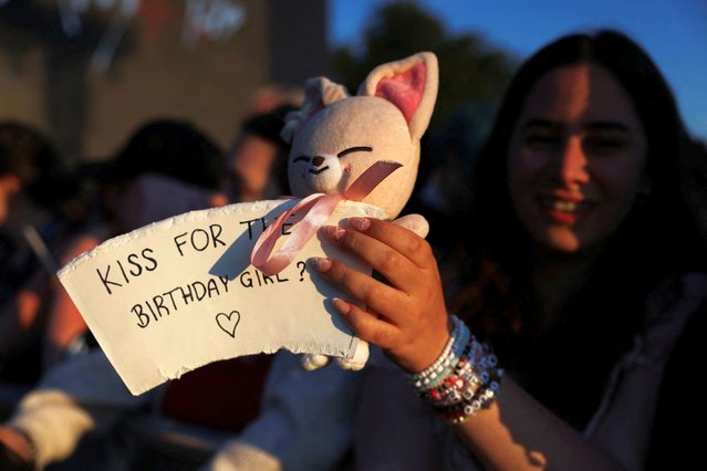 A fan holds a soft toy with a sign on the day Stray Kids are expected to perform at the British Summer Time (BST) festival at Hyde Park in London, Britain, on July 14, 2024. (Photo by Hollie Adams/Reuters)