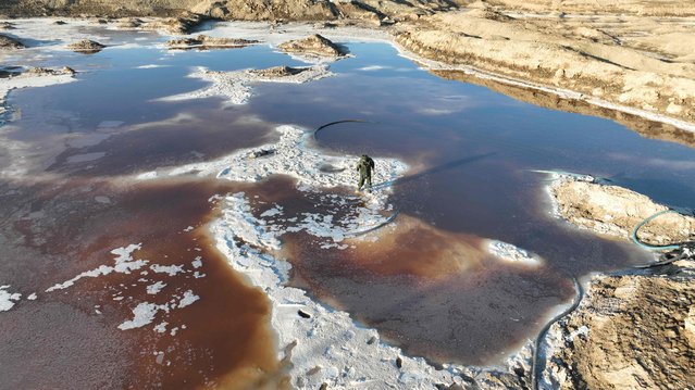 An aerial view shows salt mounds emerging from Lake Najaf or Bahr Al-Najaf (Najaf Sea), an inland lake in southern Iraq, some 10 kilometers southwest of the Iraqi city of Najaf on November 22, 2025. Known as the Najaf Sea, the inland lake has lost more than 10,000 acres of its surface water according to local enviromentalists. The waters, once one of the most important water resources in central Iraq, is deteriorating reflecting a broader pattern of water scarcity driven by upstream damming, climate change, and reduced rainfall. (Photo by Qassem Al-Kaabi/AFP Photo)