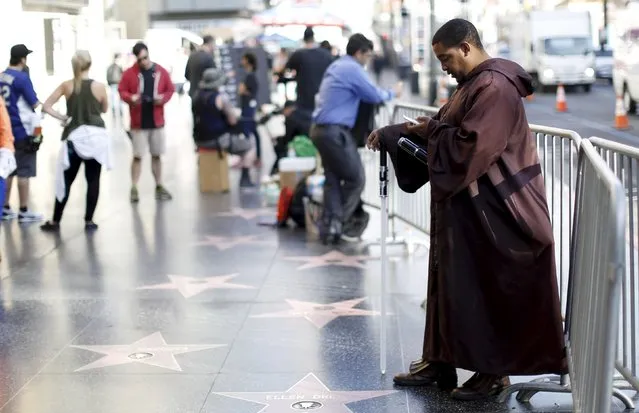 A person dressed like a Jedi from Star Wars uses his mobile phone in Hollywood, California December 9, 2015. (Photo by Mario Anzuoni/Reuters)