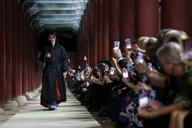  A model walks the runway during the Gucci Seoul Cruise 2024 fashion show at Gyeongbokgung Palace on May 16, 2023 in Seoul, South Korea. (Photo by Justin Shin/Getty Images for Gucci)