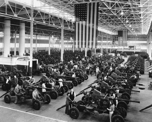 Bofors guns used by the Army and Navy are shown lined up at the Firestone Tire & Rubber Co. in Akron, Ohio, April 3, 1944.  The company completed its 25,000th Bofors gun in two years of mass production. (Photo by AP Photo)