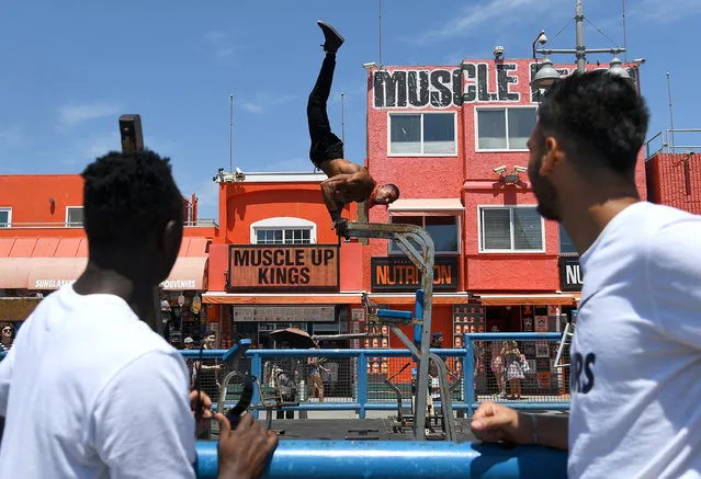 Victor Wanyama and Paulo Gazzaniga of Tottenham Hotspur FC with bodybuilder Ike at Muscle Beach at Venice Beach on July 24, 2018 in Venice, California. (Photo by Jayne Kamin-Oncea/Getty Images)