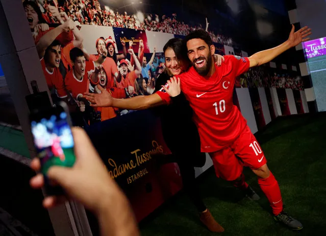 A visitor poses with a wax figure of Turkish soccer star Arda Turan during a preview visit at a new Madame Tussauds museum in Istanbul, Turkey, November 22, 2016. (Photo by Murad Sezer/Reuters)