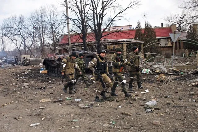 Pro-Russia rebels walk in Debaltseve, eastern Ukraine on Thursday, February 19, 2015. (Photo by Peter Leonard/AP Photo)