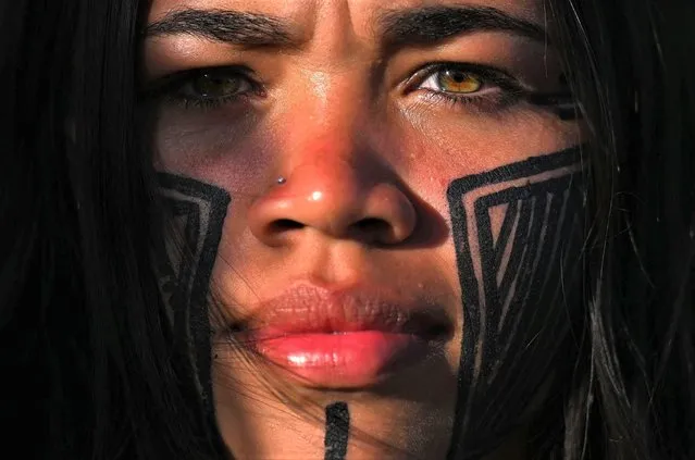 A woman from the Kuruaya tribe from Para state takes part in the Terra Livre Indigenous Camp in Brasilia on April 25, 2023. The camp will run until April 29, 2023, and is focused on raising awareness about indigenous rights and land issues and promoting indigenous culture. (Photo by Carl de Souza/AFP Photo)
