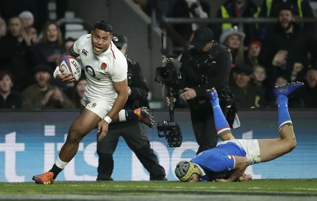 England's Manu Tuilagi, left, gets away from Italy's Angelo Esposito to score a try during the Six Nations rugby union international match between England and Italy at Twickenham stadium in London, Saturday, March 9, 2019. (Photo by Matt Dunham/AP Photo)
