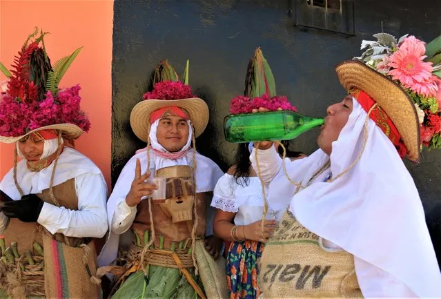 People take part in the dance of Pocho, in the municipality of Tenosique, state of Tabasco, Mexico, 22 January 2023. The Tenosique carnival, canceled for two years due to the pandemic, resumed festivities in which jaguars, maidens, heroes and bewitched people participated in colorful wooden masks adorned with flowers and jungle vegetation. (Photo by Manuel Lopez/EPA/EFE)