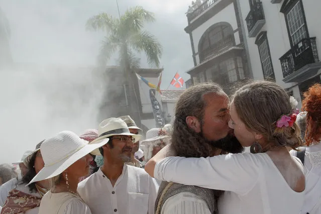 Revellers kiss during Los Indianos carnival on March 3, 2014 in Santa Cruz de La Palma, Spain. (Photo by Pablo Blazquez Dominguez/Getty Images)