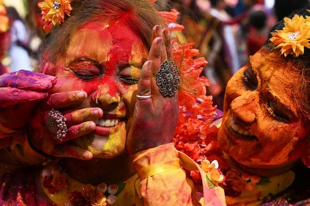 Women smeared with “Gulal” as they celebrate Holi, the Hindu spring festival of colours, in Kolkata on March 25, 2024. (Photo by Dibyangshu Sarkar/AFP Photo)