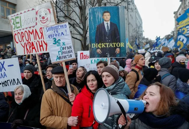 Supporters of Ukrainian former President Petro Poroshenko, who is suspected of high treason by financing pro-Russian separatists in eastern Ukraine while in office in 2014-2015, hold a rally outside the presidential administration headquarters in Kyiv, Ukraine January 19, 2022. A placard displaying a photo of Ukrainian President Volodymyr Zelenskiy reads: “Dictator”. (Photo by Valentyn Ogirenko/Reuters)