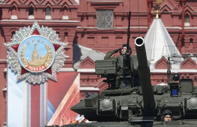 Russian servicemen drive a T-90A main battle tank during the Victory Day parade, marking the 71st anniversary of the victory over Nazi Germany in World War Two, at Red Square in Moscow, Russia, May 9, 2016. (Photo by Grigory Dukor/Reuters)