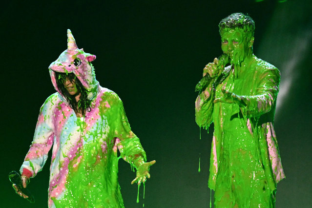 US actress Michelle Rodriguez (L) and US actor Chris Pine get slimed during the 36th Annual Nickelodeon Kids' Choice Awards at the Microsoft Theater in Los Angeles, California, on March 4, 2023. (Photo by Robyn Beck/AFP Photo)