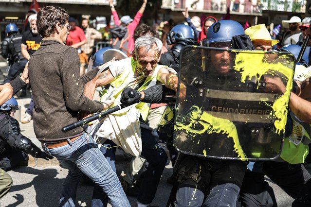 Protesters clash with French gendarmes during a demonstration against the pension reform on the sidelines of the 25th Conference of the Small Towns (Assises des petites villes de France) in Millau, southern France, on June 1, 2023. (Photo by Charly Triballeau/AFP Photo)