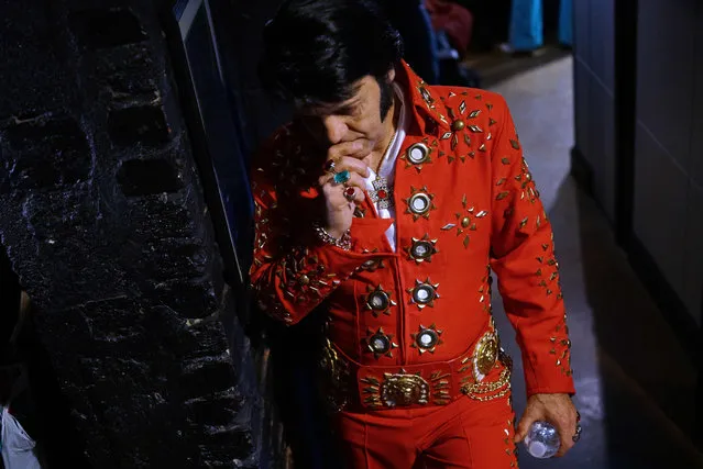 “Elvis tribute artist” Ede D' Anna from Brazil is seen backstage before taking part in the “Images of the King” contest at the New Daisy Theatre on August 12, 2017 in Memphis, Tennessee. Elvis Presley, American icon and King of rock n roll, transformed popular culture, sold over a billion records and is idolized as ever on the 40 th anniversary of his tragic death His Graceland mansion in Memphis, Tennessee – the second most famous home in the United States after the White House – expects more than 50,000 people to descend for the biggest ever annual celebration of his life 40 years after his death aged 42 on August 16, 1977. (Photo by Mandel Ngan/AFP Photo)
