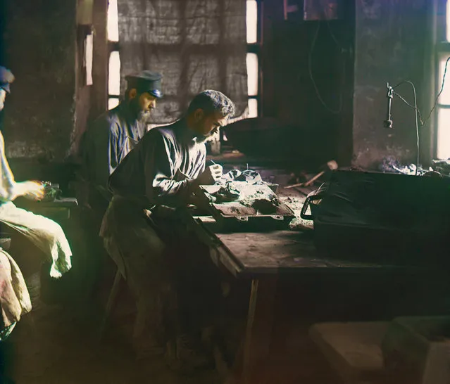 Photos by Sergey Prokudin-Gorsky. Molding of an artistic casting (Kasli Iron Works). Russia, Perm Province, Yekaterinburg uyezd (district), Kasli town, 1909