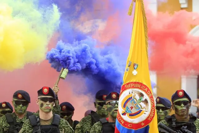 Members of the National Navy participate in the parade for Independence Day in Cartagena, Colombia, 20 July 2022. The parade, which has not been held for the last two years due to the coronavirus pandemic, returned to the street where representatives of different military and police units recalled the cry of independence of 20 July 1810, 212 years ago. (Photo by Ricardo Maldonado Rozo/EPA/EFE)
