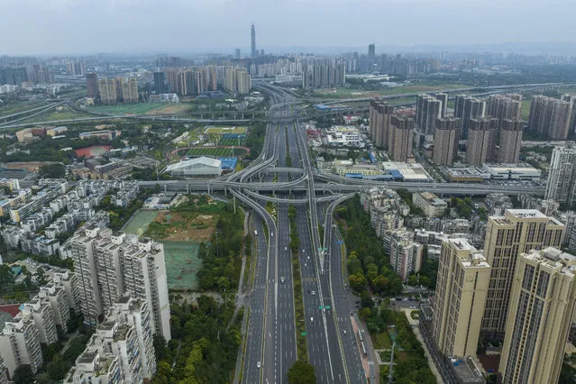This aerial photo taken on September 1, 2022 shows nearly empty roads amid restrictions due to an outbreak of the Covid-19 coronavirus in Chengdu, in China's southwestern Sichuan province. (Photo by CNS/AFP Photo)