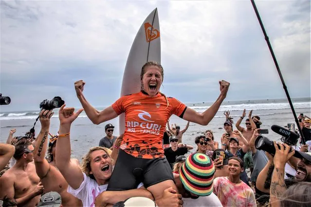 Stephanie Gilmore (C) of Australia celebrates after winning the Rip Curl WSL Finals at Lower Trestles beach in San Clemente, California on September 8, 2022. (Photo by Apu Gomes/AFP Photo)
