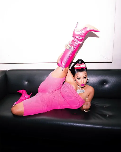 Trinidadian rapper Nicki Minaj shows off her flexibility in a sеxy snap in the second decade of September 2022. (Photo by nickiminaj/Instagram)