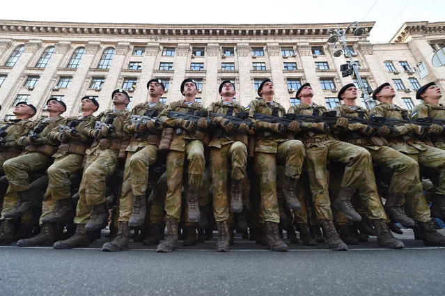 Ukrainian servicemen take part in military parade rehearsal in the center of Kiev on August 19, 2016. Ukraine will mark the 25th anniversary of its Independence on August 24, 2016. (Photo by Sergei Supinsky/AFP Photo)