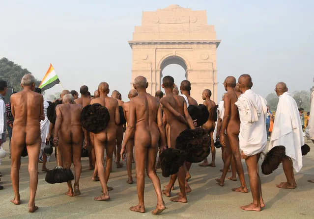 Indian Jain pilgrims walk naked near India Gate in New Delhi on December 4, 2017. Some Jain devotees vow to renounce the material world, including clothing. Jains are strict vegetarians and follow a code of non- violence. (Photo by Dominique Faget/AFP Photo)
