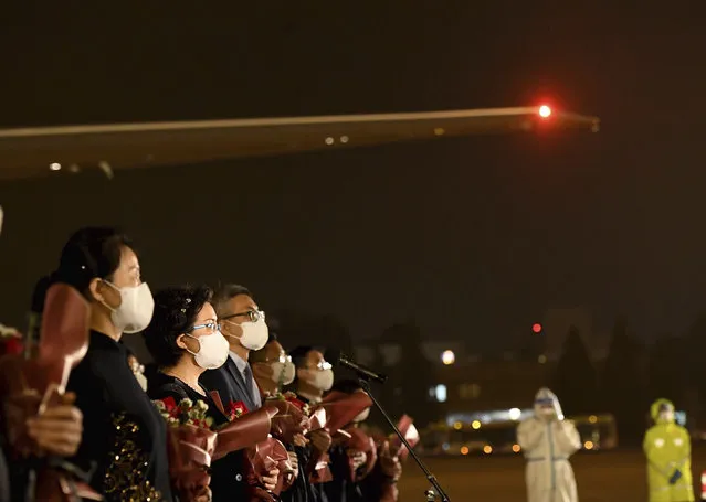In this photo released by China's Xinhua News Agency, staff members from the Chinese Consulate in Houston, USA, arrive at an airport in Beijing, Monday, August 17, 2020. A charter flight carrying employees of the consulate, which was ordered closed by the U.S. government in July amid escalating diplomatic tensions, arrived in Beijing on Monday night. (Photo by Yue Yuewei/Xinhua via AP Photo)