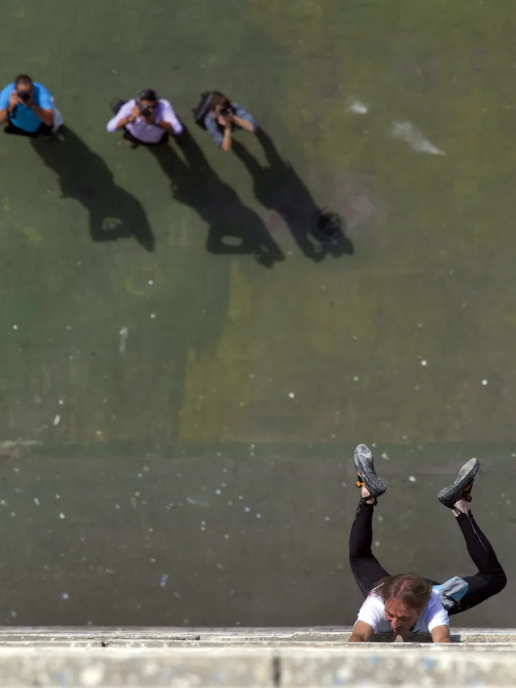 French “Spiderman” Alain Robert Climbs Again, this Time a Hotel in Havana