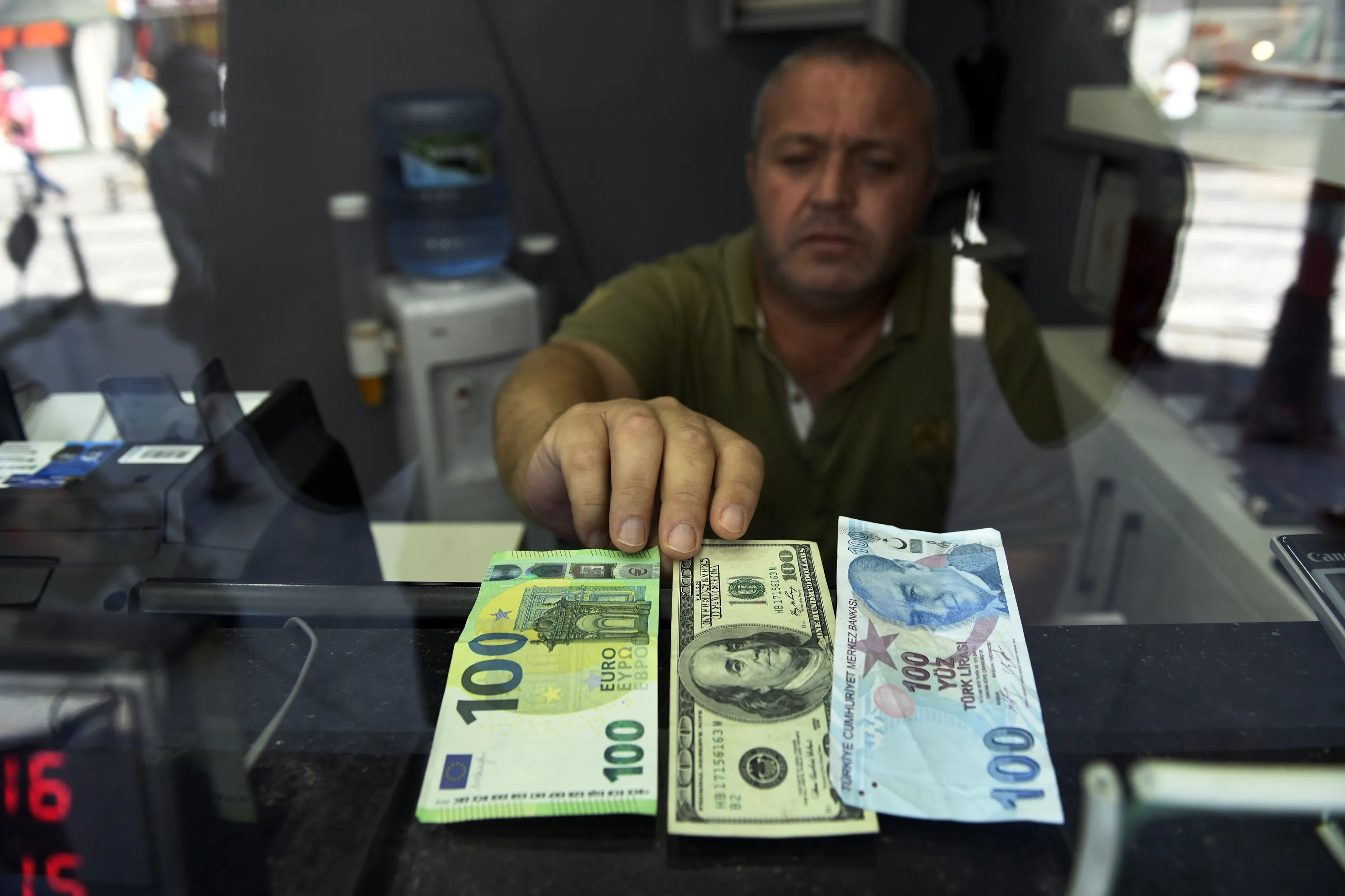 В турции доллары или евро. Турецкая валюта. Турецкие купюры. Американские доллары купюры. Доллар с Путиным банкнота.