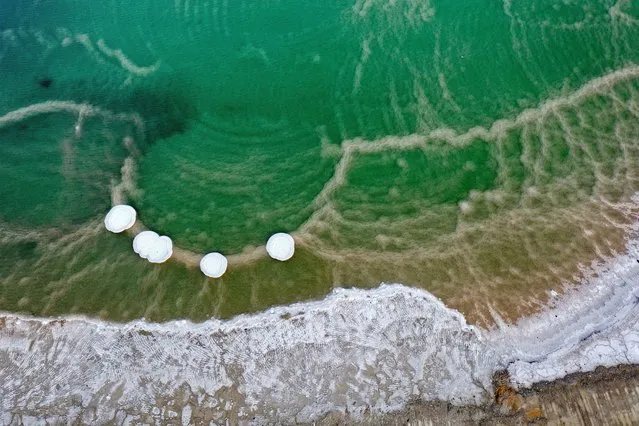 This picture taken on January 9, 2023 shows an aerial view of salt formations in the southern part of the Dead Sea near Israel's Neve Zohar resort. (Photo by Gil Cohen-Magen/AFP Photo)