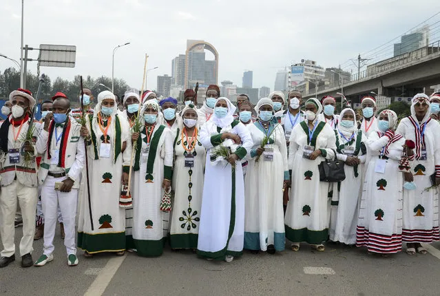 Ethiopians celebrate the festival of Irreecha to thank God for the blessings of the past year and to wish prosperity for the coming year, amid tight security in the capital Addis Ababa, Ethiopia Saturday, October 3, 2020. Ethiopia's largest ethnic group, the Oromo, on Saturday celebrated the annual Thanksgiving festival of Irreecha amid tight security and a significantly smaller crowd due to political tensions and the COVID-19 pandemic. (Photo by AP Photo/Stringer)