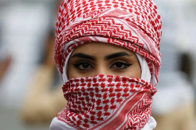 An Iraqi university student poses for the camera with her face covered, during ongoing anti-government protests, in Baghdad, Iraq on January 19, 2020. (Photo by Khalid al-Mousily/Reuters)