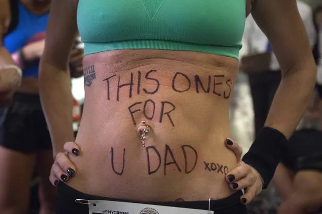 Lynda Hubbard of the Women's Elite class stands at the starting line with a message to her father, who has cancer, written on her stomach before the start of the 38th Annual Empire State Building Run-Up in the Manhattan borough of New York February 4, 2015. (Photo by Carlo Allegri/Reuters)