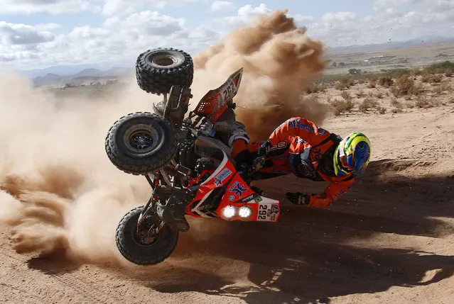 Brazilian Marcelo Medeiros of Yamaha team in an accident during the fifith stage of the Rally Dakar 2016 between Jujuy, Argentina, and Uyuni, Bolivia, 07 January 2016. (Photo by Felipe Trueba/EPA)