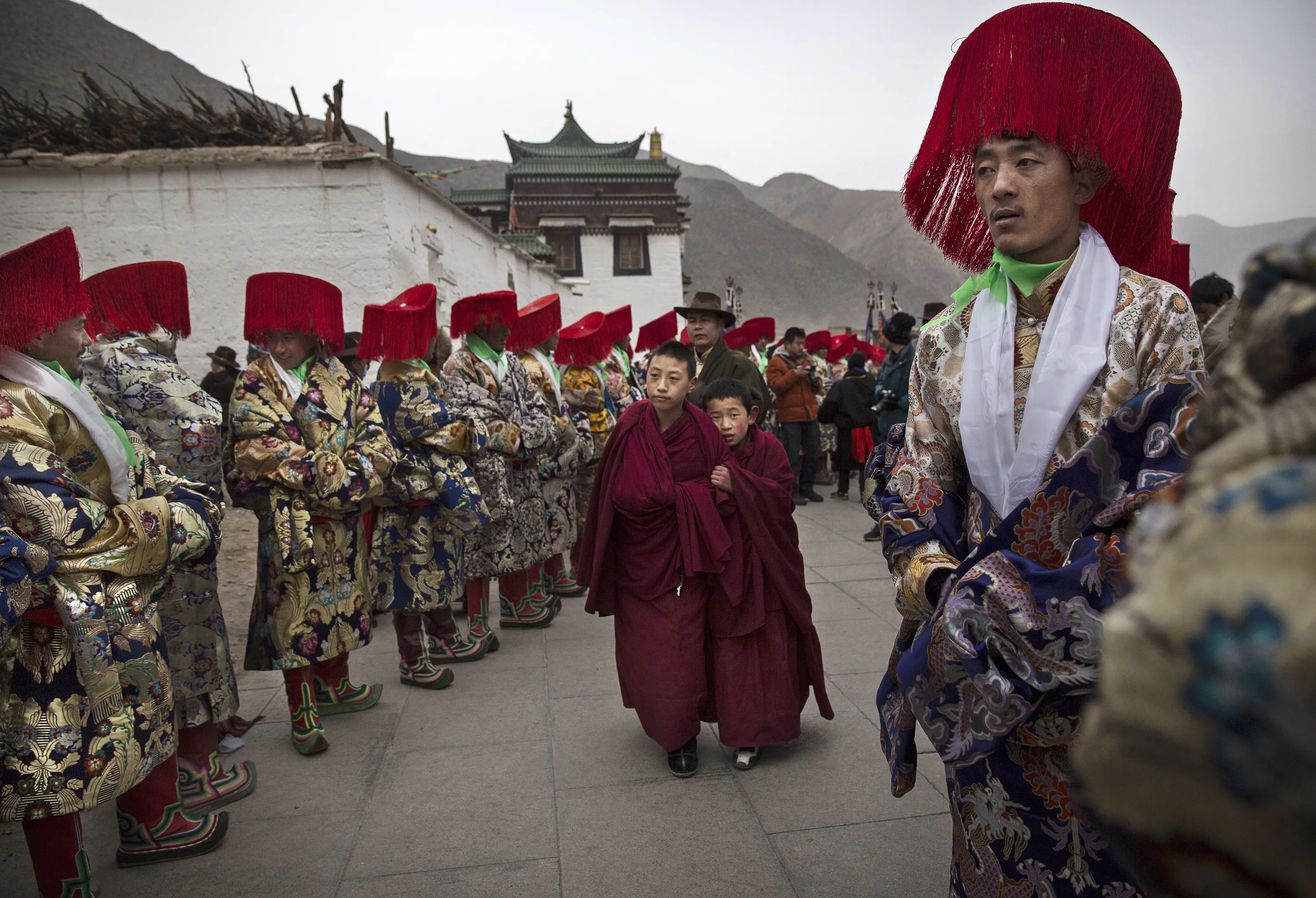 Включи тибетскую. Фестиваль Монлам в Тибете. Тибет монахи. Тибетский монах в головном уборе. Тибет народ.