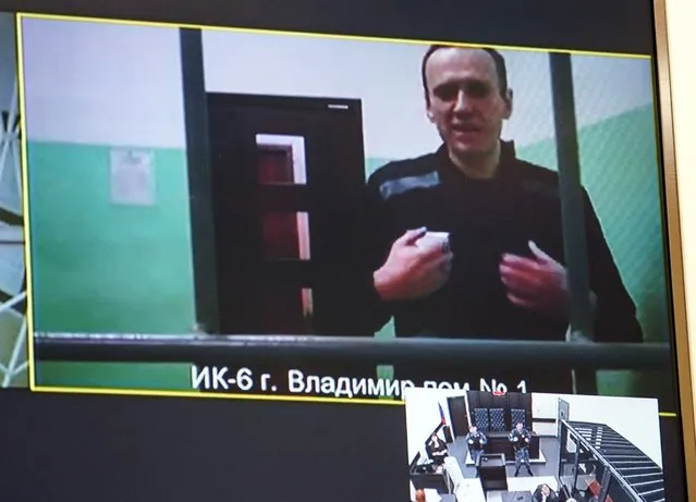 A screen shows jailed Kremlin critic Alexei Navalny as he arrives to listen to a hearing on an appeal lodged against a court decision to jail him for 19 years in a maximum security prison on extremism-linked charges, at a court in Moscow on September 26, 2023. Navalny was Russia's loudest opposition voice over the last decade and galvanised huge anti-government rallies before he was jailed in 2021 on fraud charges that his allies at home and abroad said were punitive. (Photo by Tatyana Makeyeva/AFP Photo)