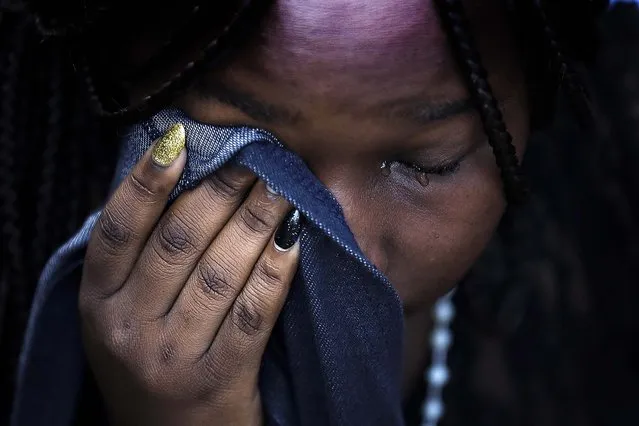 A woman weeps in disappointment after access to see former South Africa President Nelson Mandela was closed, on December 13, 2013. (Photo by Markus Schreiber/Associated Press)